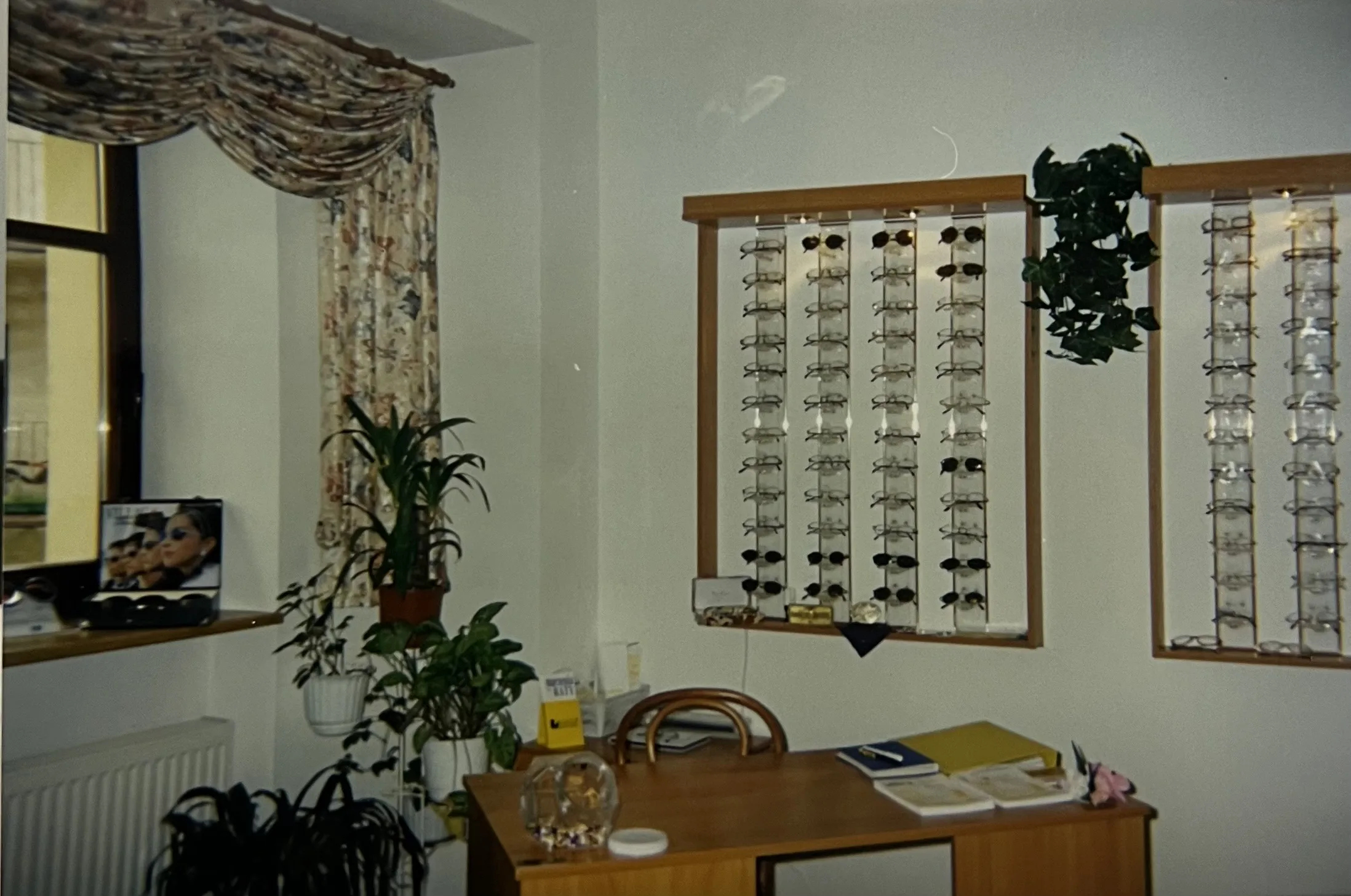 Wnętrze pierwszego salonu OPTOM, Bolesławiec 1997